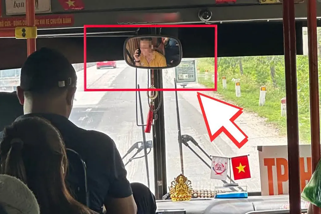 Tài xế sử dụng điện thoại khi lái xe buýt (khoanh đỏ). Ảnh: Công an cung cấp
