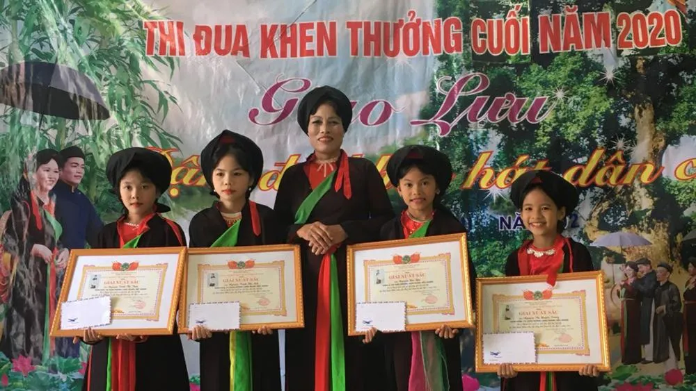 CLB Dân ca quan họ Dã Hương khen thưởng thiếu nhi có thành tích xuất sắc trong học hát quan họ.