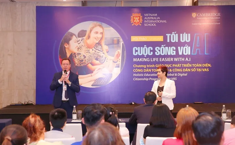 VAS giới thiệu việc ứng dụng các nền tảng số và một số công cụ AI trong hoạt động giảng dạy và học tập. Ảnh: VAS