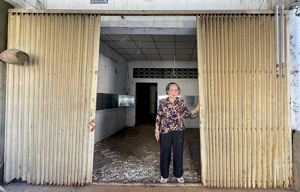Bà Nguyễn Thị Hồng trước căn nhà gắn bó với gia đình hơn 40 năm qua. Ảnh: An Bình