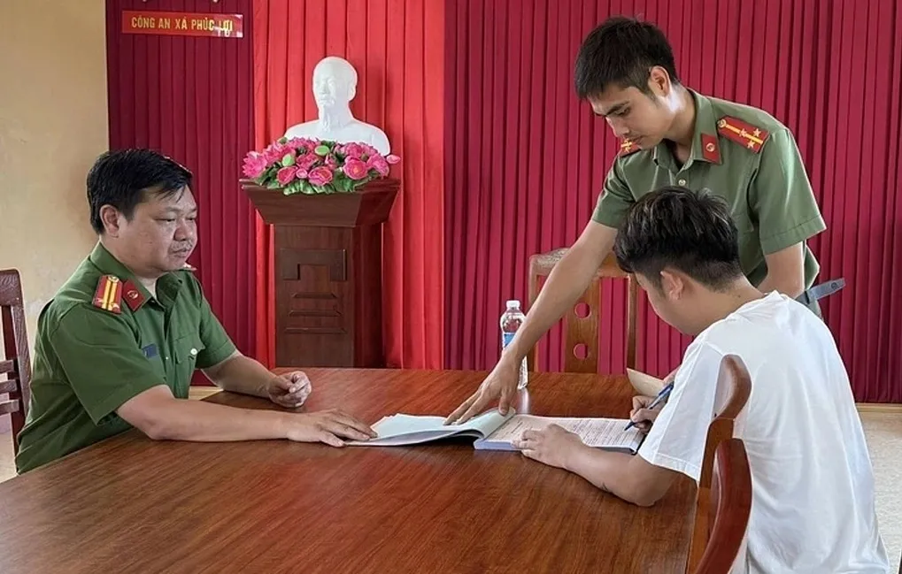 Công an làm việc với Tiktoker Cường Tày. Ảnh: Công an xã Phúc Lợi