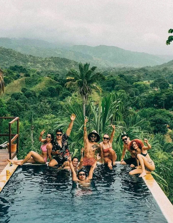 Du khách chụp ảnh lưu niệm tại hostel nằm tại lối vào vườn quốc gia Tayrona, Santa Marta, Colombia. Ảnh: Instagram