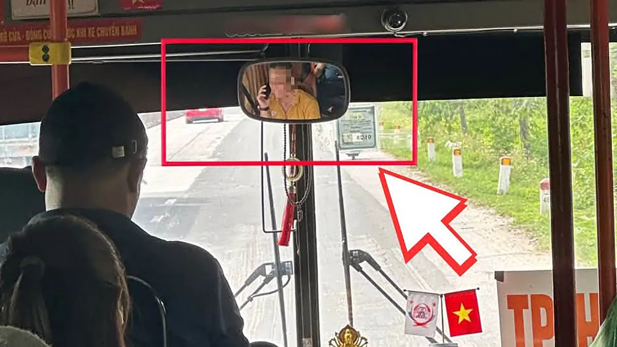 Tài xế xe buýt vừa lái vừa dùng điện thoại bị phạt 5 triệu đồng