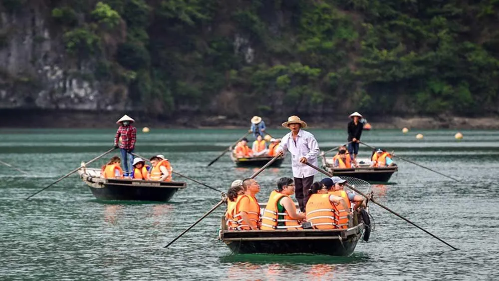 Tour du lịch thăm Vịnh Lan Hạ (Hải Phòng) được nhiều du khách chọn lựa trước đợt bùng phát dịch Covid-19 mới. Tour du lịch thăm Vịnh Lan Hạ (Hải Phòng) được nhiều du khách chọn lựa trước đợt bùng phát dịch Covid-19 mới.
