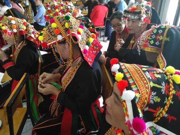 Người Dao giữ gìn nghề thêu truyền thống