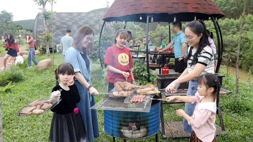  Du khách trải nghiệm tại điểm du lịch Homestay Cội Nguồn.