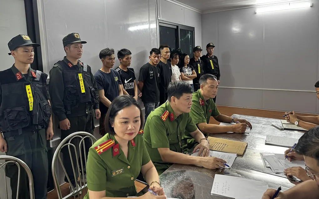 Công an làm việc với các nghi phạm. Ảnh: C05 cung cấp