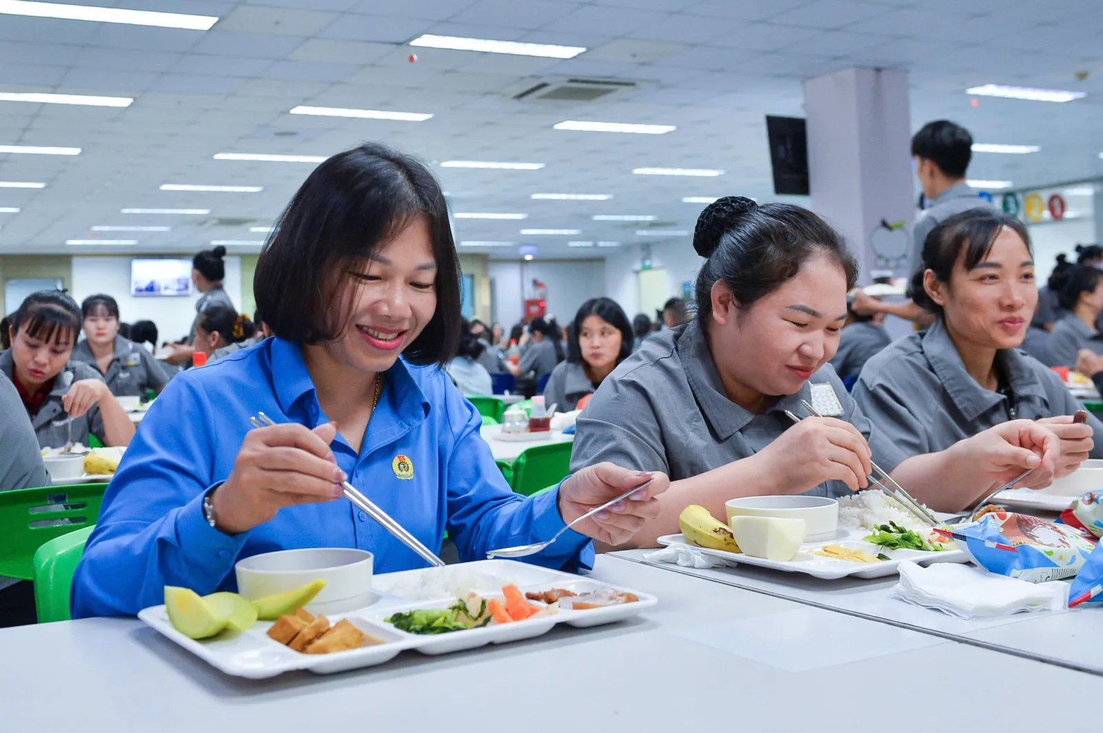 Tặng kem que, nhân đôi suất ăn ca, lắp hòm thư nóng: Công đoàn chăm lo 'trúng' nhu cầu công nhân - Ảnh 2.