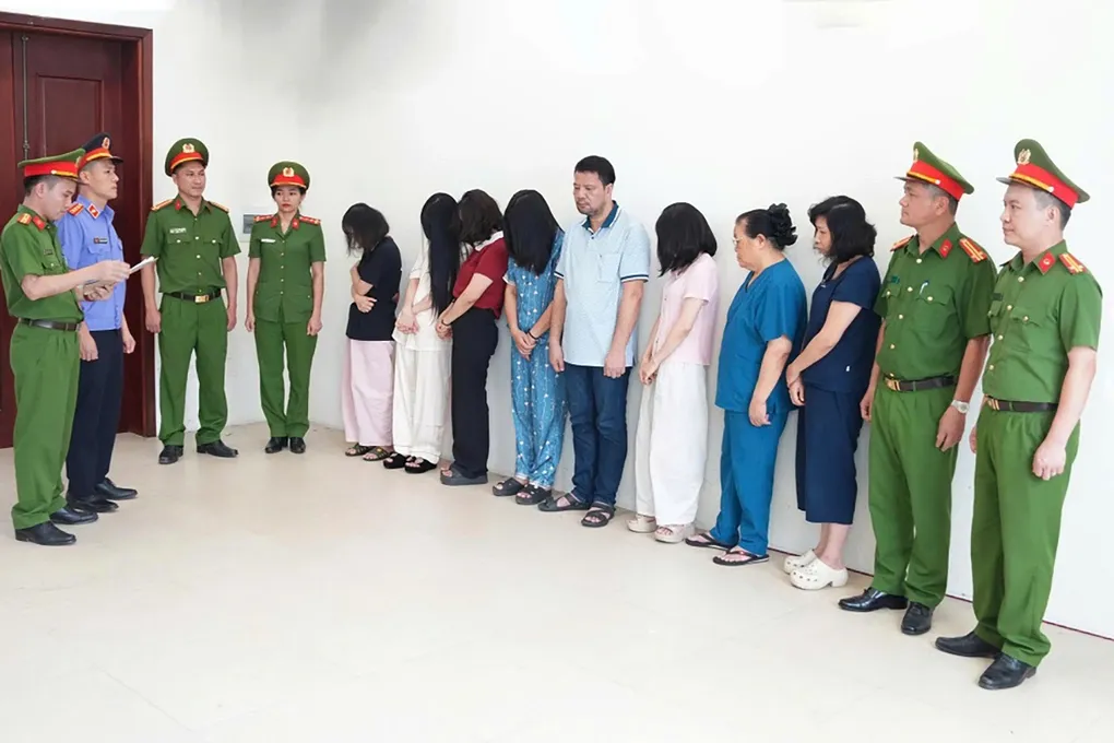 Cơ quan điều tra đọc lệnh khởi tố đối với các nghi phạm. Ảnh: Công an cung cấp