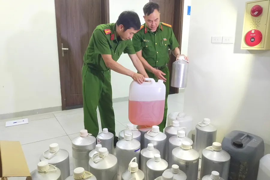 Hương liệu và hóa chất chế tạo nước hoa được cảnh sát thu giữ. Ảnh: Lam Sơn