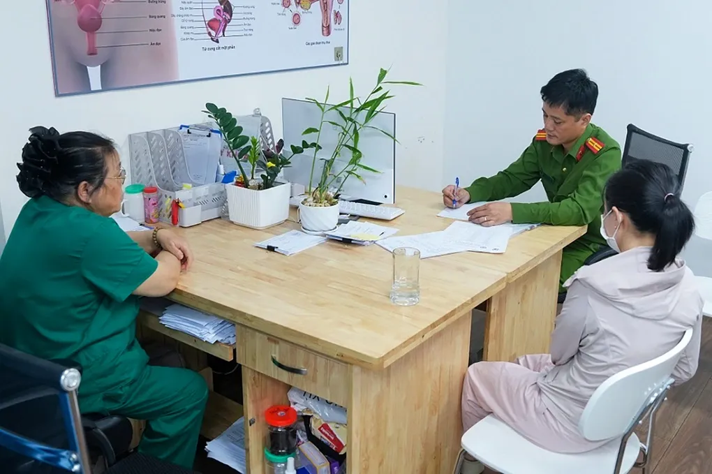 Cảnh sát làm việc với nhân viên phòng khám. Ảnh: Công an cung cấp