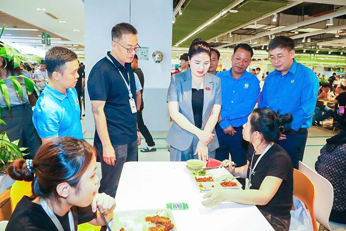 Tặng kem que, nhân đôi suất ăn ca, lắp hòm thư nóng: Công đoàn chăm lo 'trúng' nhu cầu công nhân - Ảnh 6.