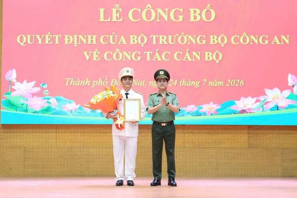 Giám đốc Công an thành phố Đồng Nai trao quyết định cho Tân phó giám đốc Công an thành phố Đồng Nai