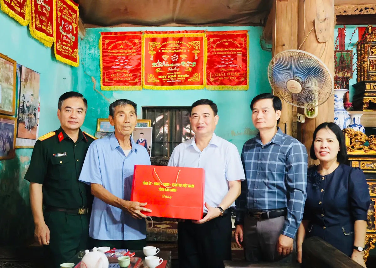 Trưởng Ban Nội chính Tỉnh ủy Vũ Trí Hải thăm, tặng quà người có công tại xã Văn Môn