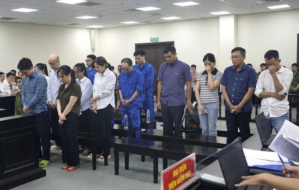 Nguyễn Năng Mạnh (đứng thứ 5 từ phải qua) và các đồng phạm tại tòa. Ảnh: Danh Lam