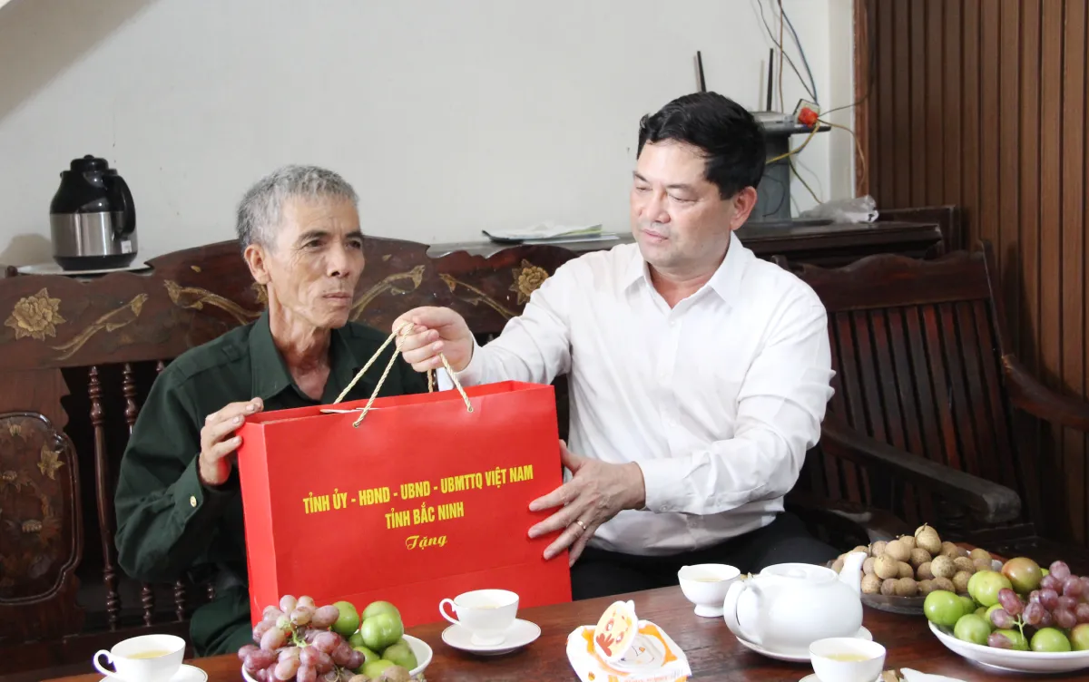 Bí thư Tỉnh ủy Nguyễn Hồng Thái thăm, tặng quà người có công tại phường Đa Mai và xã Hợp Thịnh