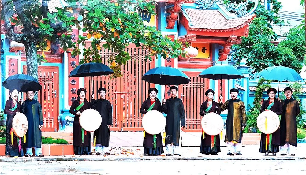 Hội viên Câu lạc bộ Dân ca Thanh Giã (Lục Nam) biểu diễn quan họ tại chùa Thanh Giã. 