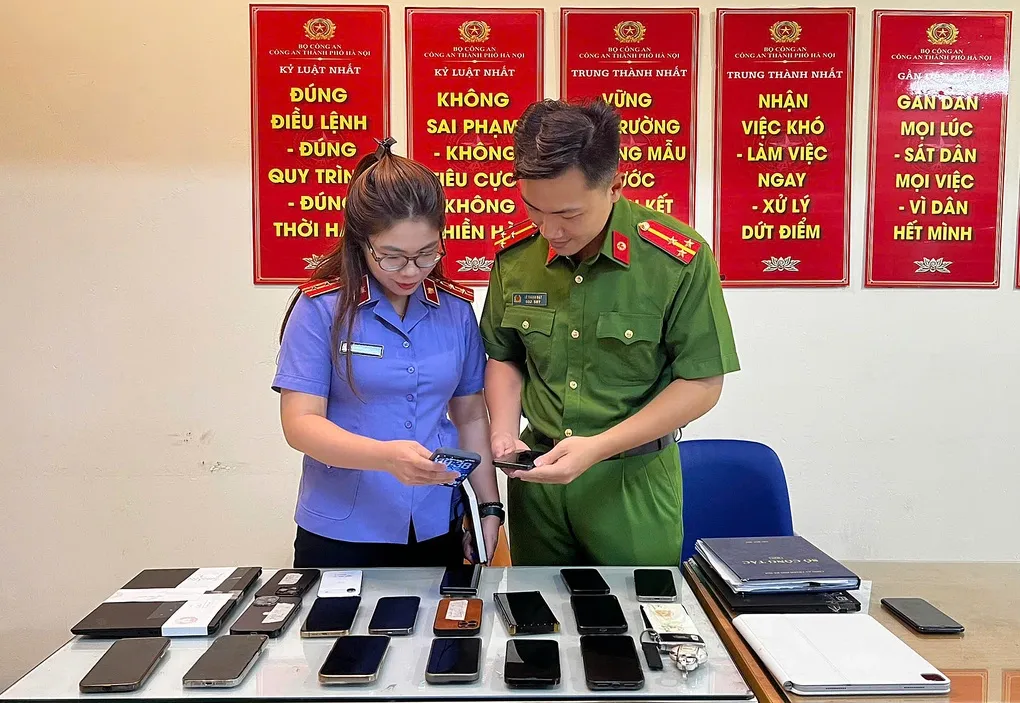 Công an và VKS kiểm tra tang vật vụ án. Ảnh: Công an cung cấp