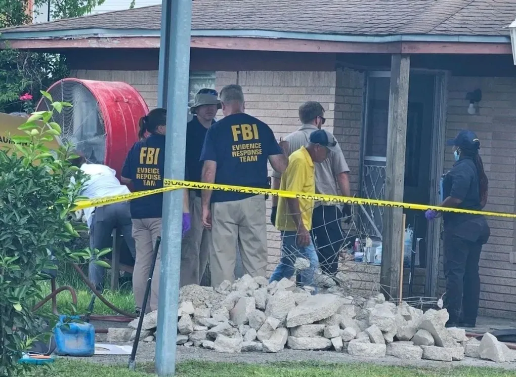 FBI điều tra tại nhà Terry Rose. Ảnh: KFDM