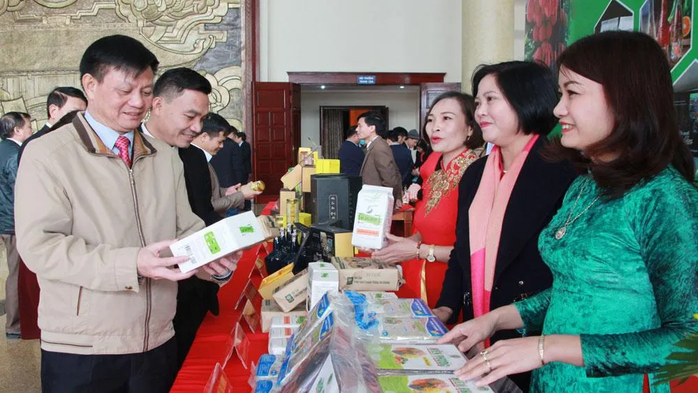 Các đại biểu thăm gian hàng trưng bày sản phẩm OCOP tỉnh năm 2020.