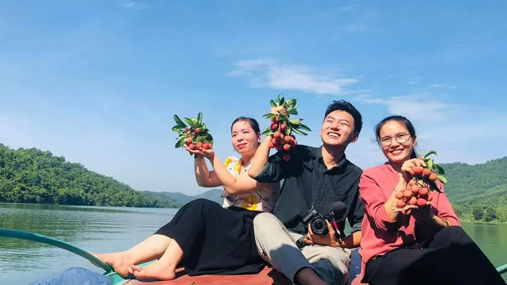 Khách du lịch nước ngoài thăm vườn vải và trải nghiệm hồ Cấm Sơn (Lục Ngạn). Khách du lịch nước ngoài thăm vườn vải và trải nghiệm hồ Cấm Sơn (Lục Ngạn).