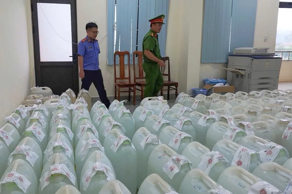 Hàng trăm can rượu do bà Thủy pha đã bị niêm phong. Ảnh: Công an Quảng Ngãi