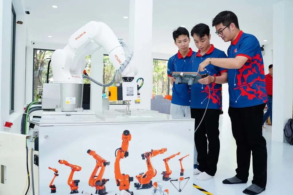 Sinh viên trường Đại học Bách khoa Đà Nẵng tại Trung tâm Đào tạo, Nghiên cứu và Phát triển Ứng dụng Robot Công nghiệp và AI (gọi tắt là Trung tâm KUKA) của trường. Ảnh: Fanpage nhà trường