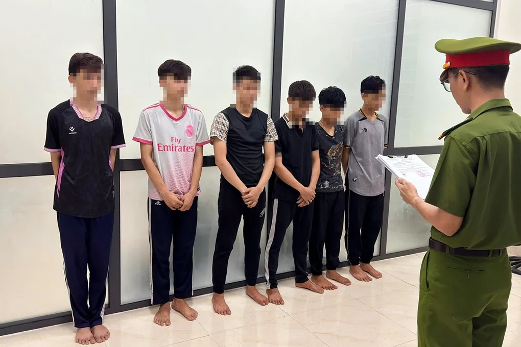 Sáu bị can tại cơ quan công an. Ảnh: Thành Huynh