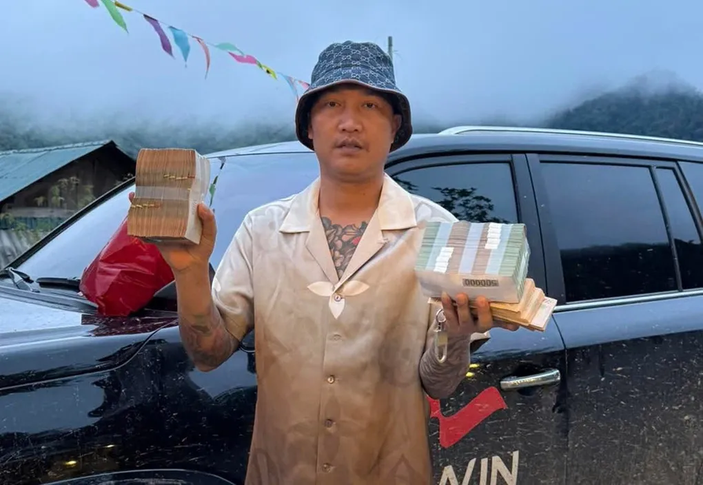 Huấn Hoa Hồng khoe tiền trên mạng xã hội trước khi bị bắt. Ảnh: FBNV