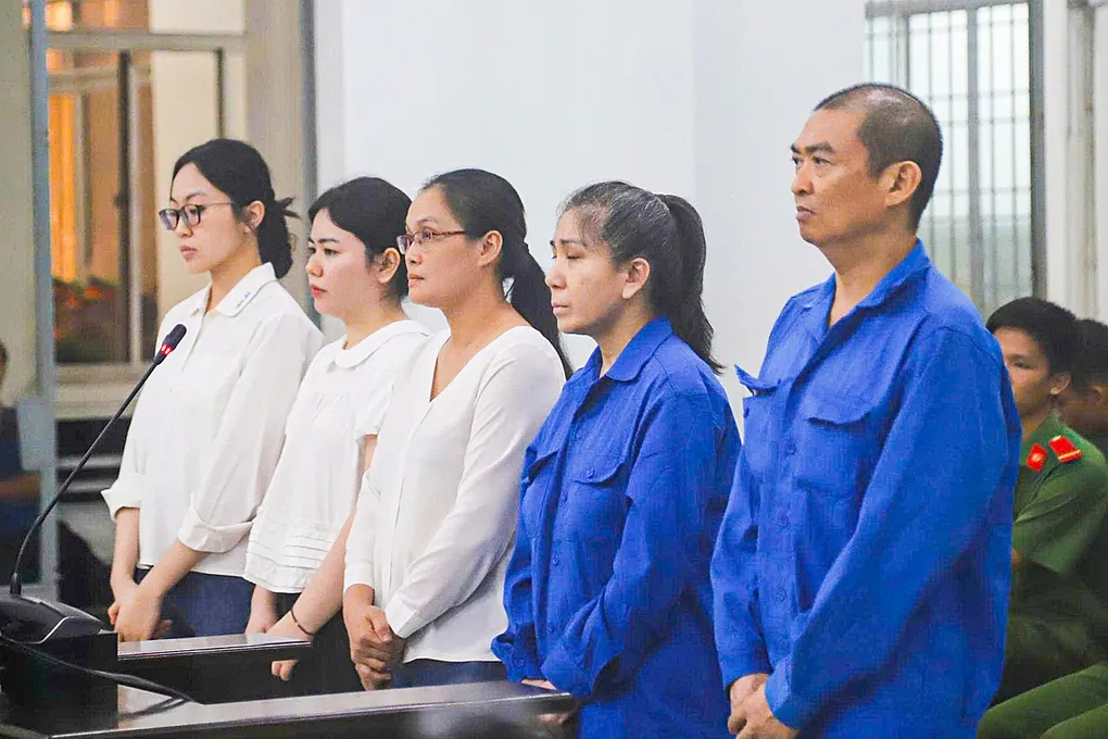 Các bị cáo tại phiên xét xử sáng nay. Ảnh: Tường Vy