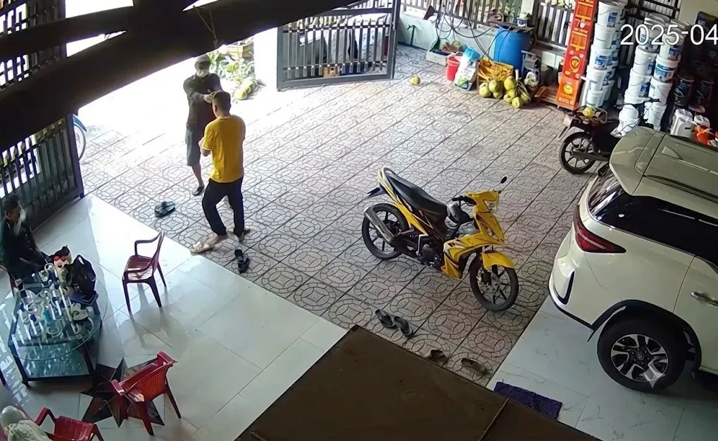 Thởi điểm ông Nguyễn Vĩnh Phúc cầm súng vào nhà bắn tài xế Nguyễn Văn Bảo Trung, sáng 28/4/2025. Ảnh: Cắt từ camera an ninh