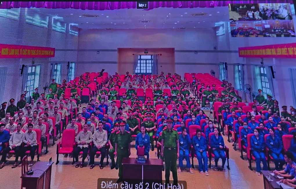 Bị cáo Nguyễn Đỗ Trúc Phương trình bày với HĐXX. Ảnh chụp màn hình: Bình Nguyên