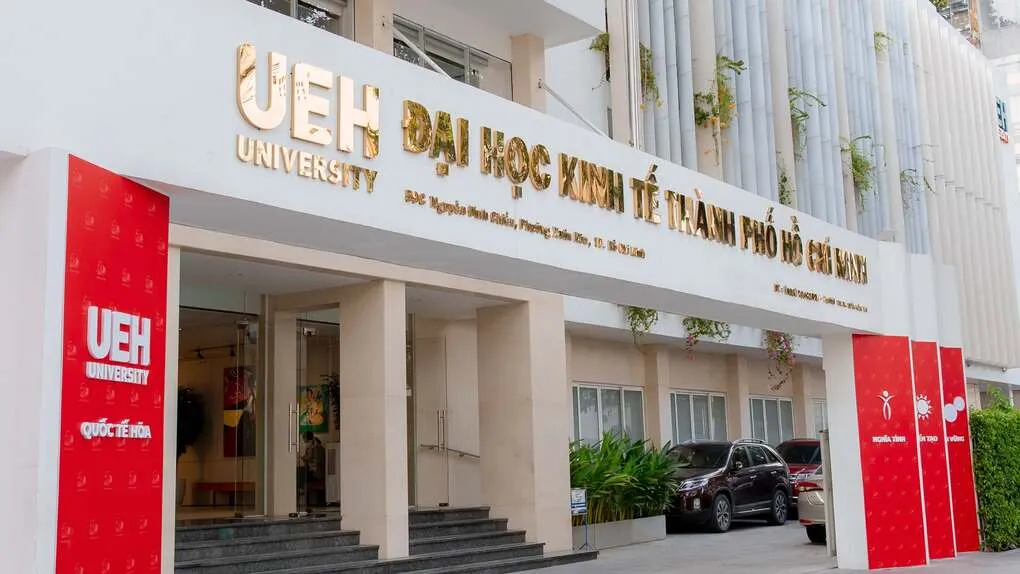 Cổng Đại học Kinh tế TP HCM. Ảnh: UEH