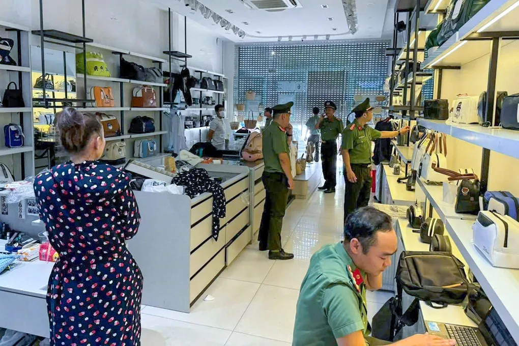 Công an kiểm tra cửa hàng có nhiều sản phẩm giả mạo các nhãn hiệu nổi tiếng. Ảnh: Thành Huynh