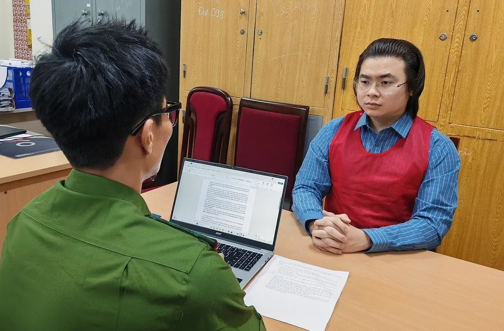 Công an lấy lời khai Phạm Tuấn. Ảnh: Công an cung cấp