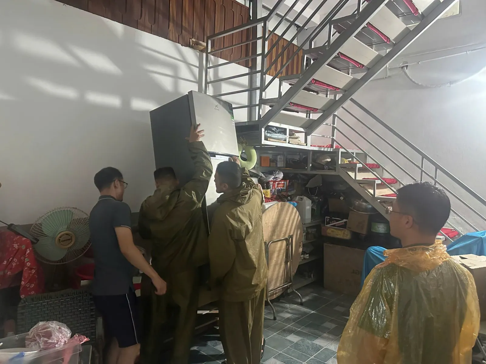 Bão số 4 trút mưa lớn, dân ở Lạng Sơn 'mất ngủ' vì lũ dâng nhanh - Ảnh 8.