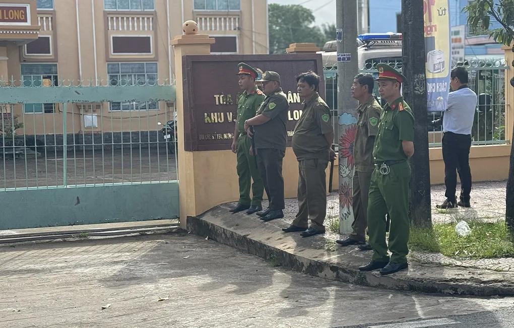 Lực lượng an ninh được bố trí từ ngoài cổng toà đến phòng xét xử. Ảnh: An Bình