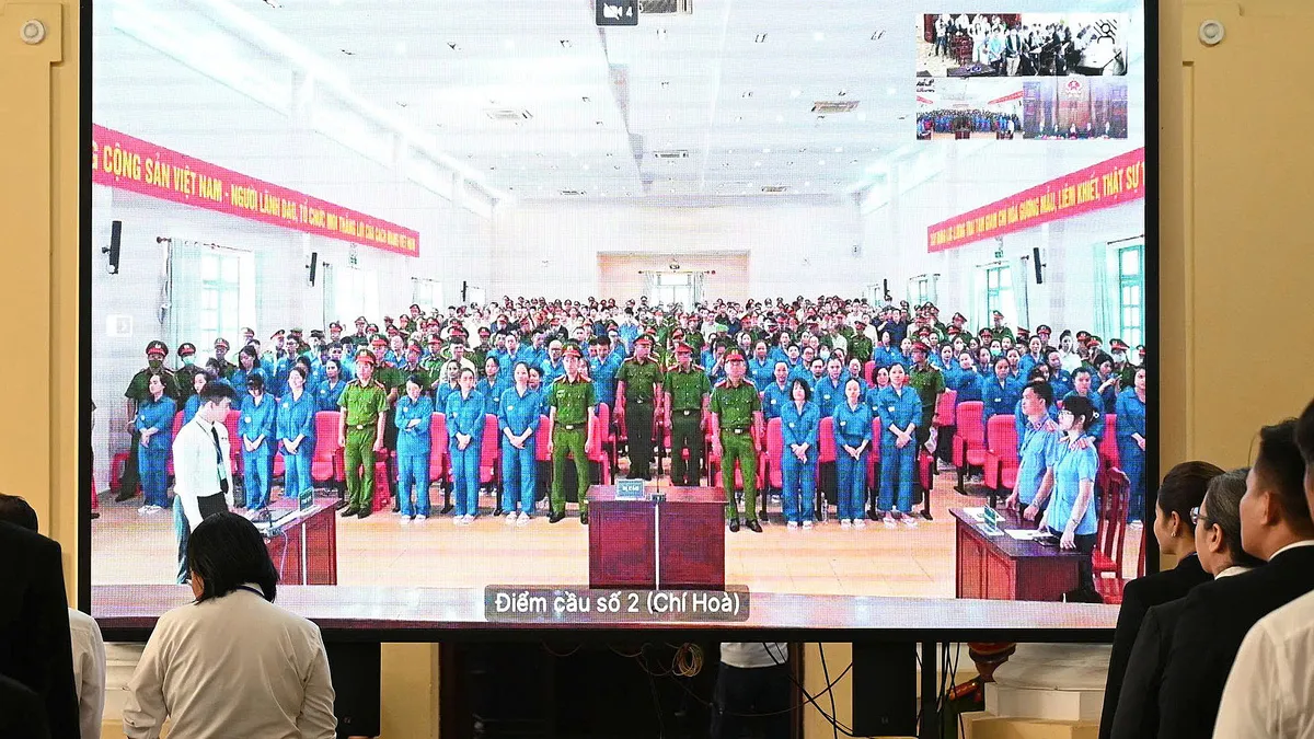 Ca sĩ Chi Dân, 'Cô tiên từ thiện' xin điều chỉnh thông tin trong đại án ma túy VN10