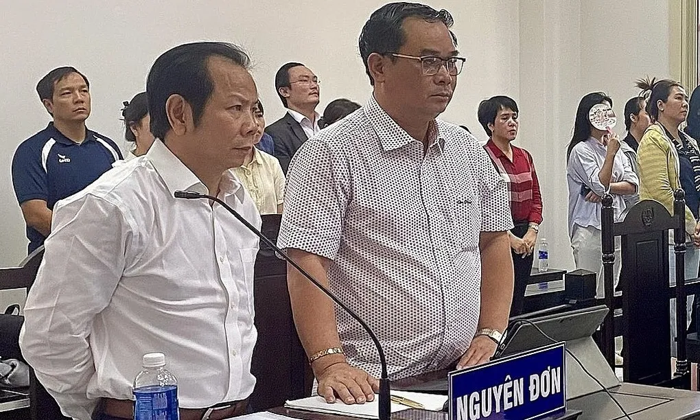 Ông Hồ Ngọc Tiên Trung (hàng đầu, bên trái) tại phiên xử ly hôn hồi tháng 5/2026. Ảnh: Hải Duyên