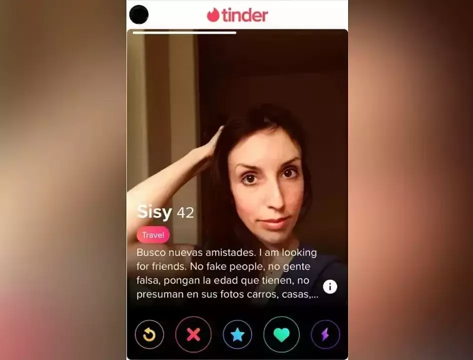 Hồ sơ trên ứng dụng hẹn hò Tinder của Aurora yêu cầu đối phương hãy để tuổi thật và đừng có khoe khoang nhà cửa, xe hơi. Ảnh: KLTA