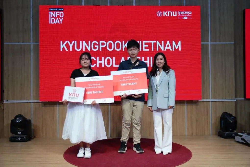 PGS. TS. Trần Thị Bích Hạnh, Trưởng khoa Kinh doanh, trao học bổng cho các sinh viên tài năng của Kyungpook University Program. Ảnh: Kyungpook University Program