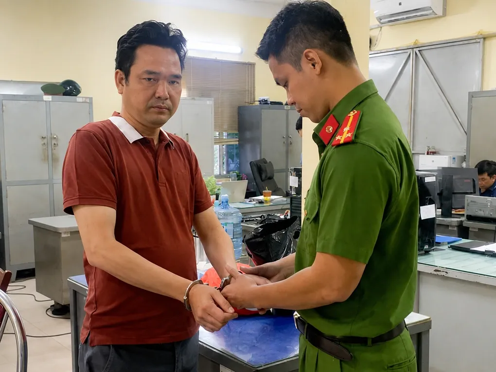 Lã Quốc Trưởng (trái) tại cơ quan điều tra. Ảnh: Công an cung cấp