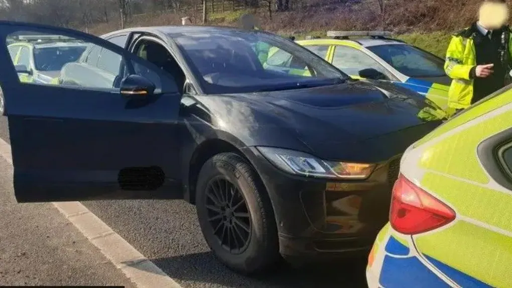 Cảnh sát chặn xe của Nathan Owen trên cao tốc. Ảnh: North West Motorway Police