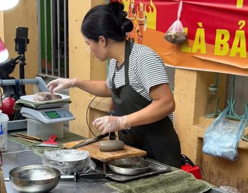 Quầy lòng lợn ở Bắc Ninh gây sốt, hút khách nhờ cách bán hàng của bà chủ - 2