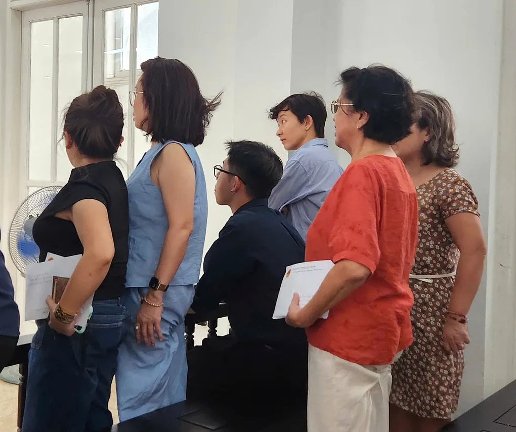 Một số bị hại tại có mặt tại tòa thất vọng ra về sau khi phiên tòa hoãn. Ảnh: Danh Lam