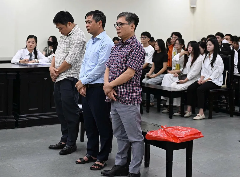 Ba bị cáo tại phiên toà sáng 24/8. Ảnh: Danh Lam