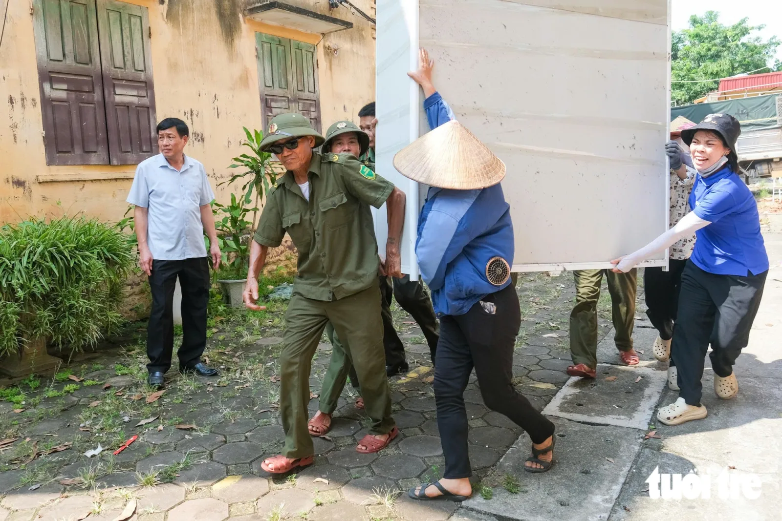 Dời trường làm sân bay Gia Bình, thầy cô 'đội nắng' chuyển lớp - Ảnh 3.