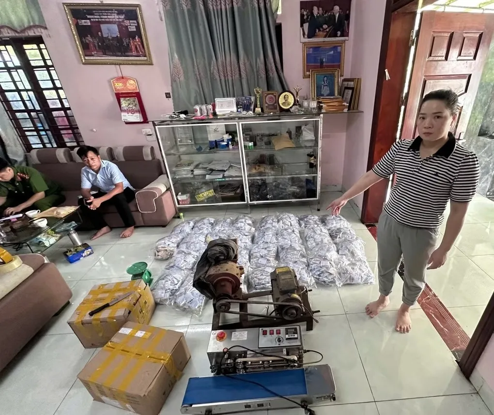 Thu giữ số lượng lớn thuốc đông y đóng gói cùng máy móc, phương tiện phục vụ việc sản xuất. Ảnh: Công an cung cấp