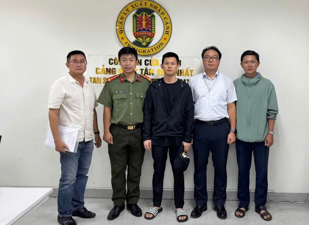 Wang Taesan (thứ ba từ trái sang) được Công an TP HCM bàn giao cho phía Hàn Quốc. Ảnh: Công an TP HCM