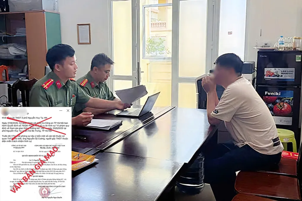 Công an làm việc với người đàn ông vi phạm. Ảnh: Công an cung cấp
